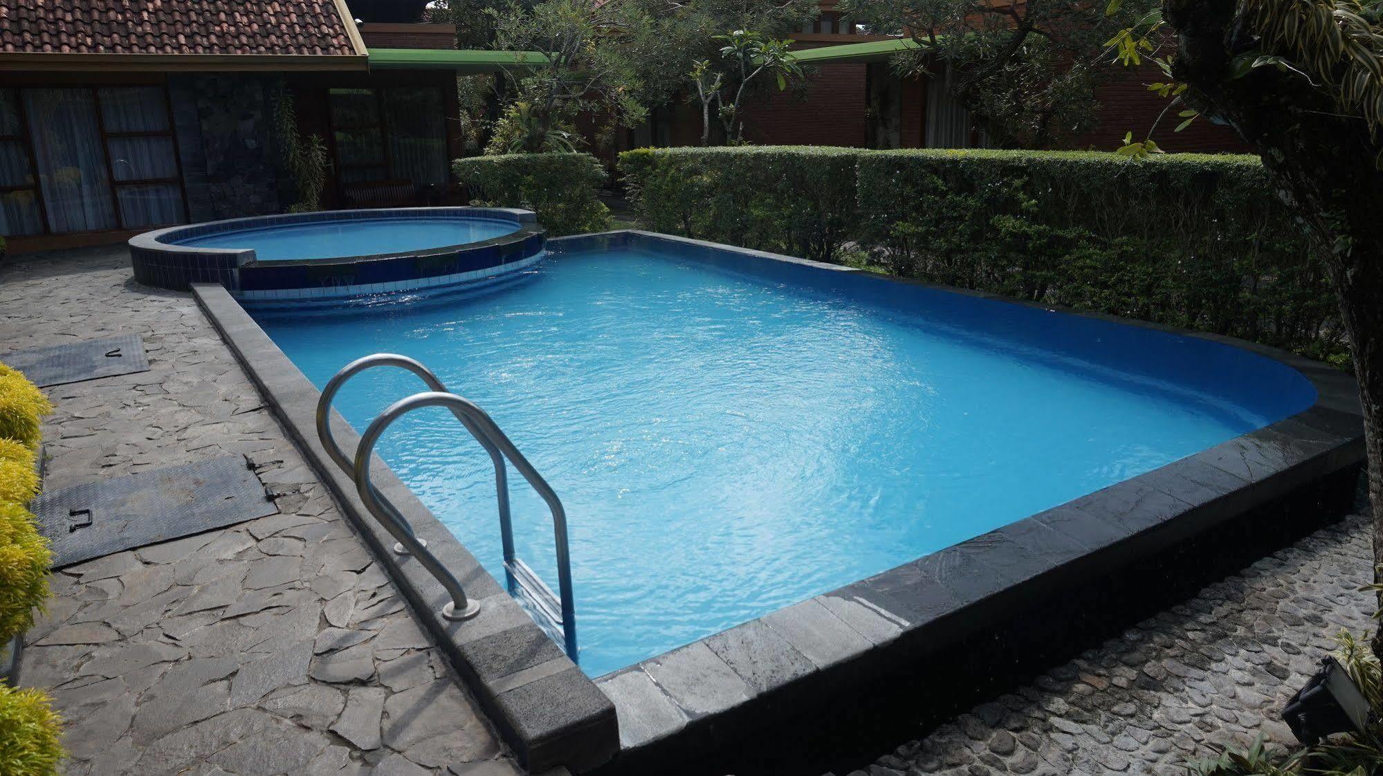 Hotel Rumput Resort & Resto Maguwo Exterior photo